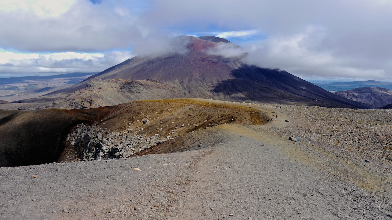 Hiking the Tongariro Crossing in New Zealand